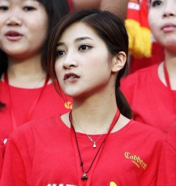 美女脱光全身